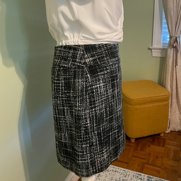 Limited Tweed Black/White Mini Skirt Size 4 NWT - Picture 2 of 8